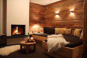 Das Chalet-Appartement "Bergfeuer" hat einen herrlichen Kamin und gemütliche Daybetten sowie einen herrlichen Blick auf die Zugspitze