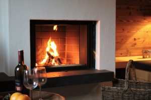 Feuer im Kamin brennt, gemütlich und warm wird es im Appartement. Ideal zum entspannen.