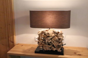 stilvolle Lampe mit Treibholz