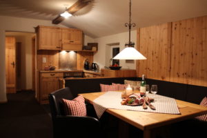 Holz-Küche mit gemütlicher Eckbank im Chalet-Appartement mit Kamin und Blick zur Zugspitze