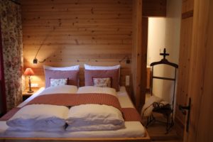 Gemütliches Zimmer mit Doppelbett und angrenzendem Badezimmer