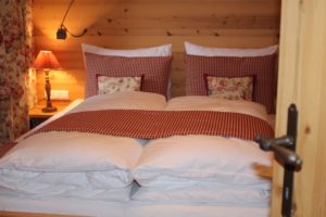 emütliches Zimmer mit angrenzendem Badezimmer und Kinderzimmer -Ein Blick durch den Türschlitz lässt die Gemütlichkeit erahnen