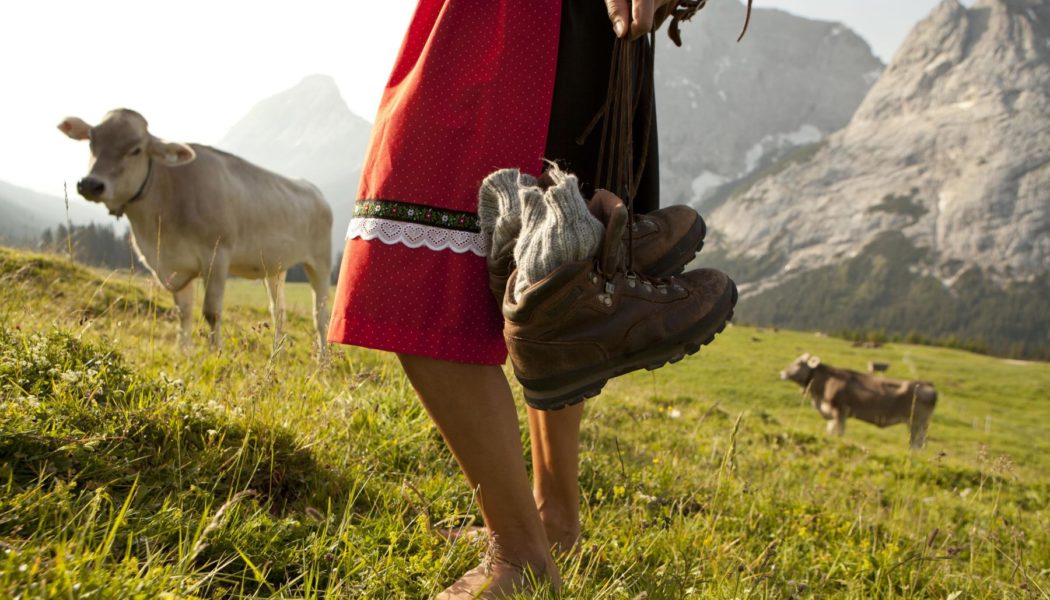 dirndl-frau-almwiese Urlaubsparadies Chalet Tannenhof Lermoos Zugspitze Tirol - Urlaub mit Kindern - Familienzeit