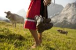 dirndl-frau-almwiese Urlaubsparadies Chalet Tannenhof Lermoos Zugspitze Tirol - Urlaub mit Kindern - Familienzeit