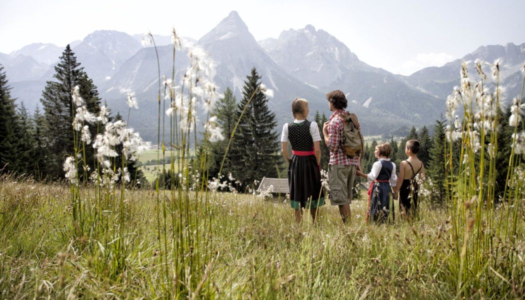 familienwanderung-panoramaweg im Chalet Tannenhof Lermoos Tirol - exklusives  Urlaubsdomizil an der Zugspitze
