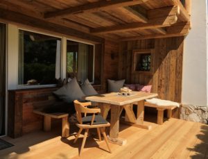 Unsere Holz-Veranda bietet Privatsphäre und ist ein absoluter Lieblingsplatz