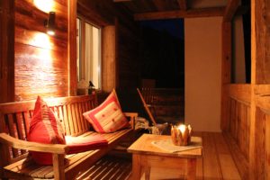 Unsere Holz-Veranda bietet Privatsphäre und ist ein absoluter Lieblingsplatz