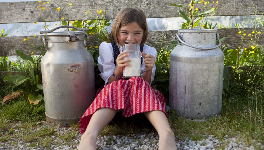 maedchen-milch-alm Urlaubsparadies Chalet Tannenhof Lermoos Zugspitze Tirol - Urlaub mit Kindern - Familienzeit