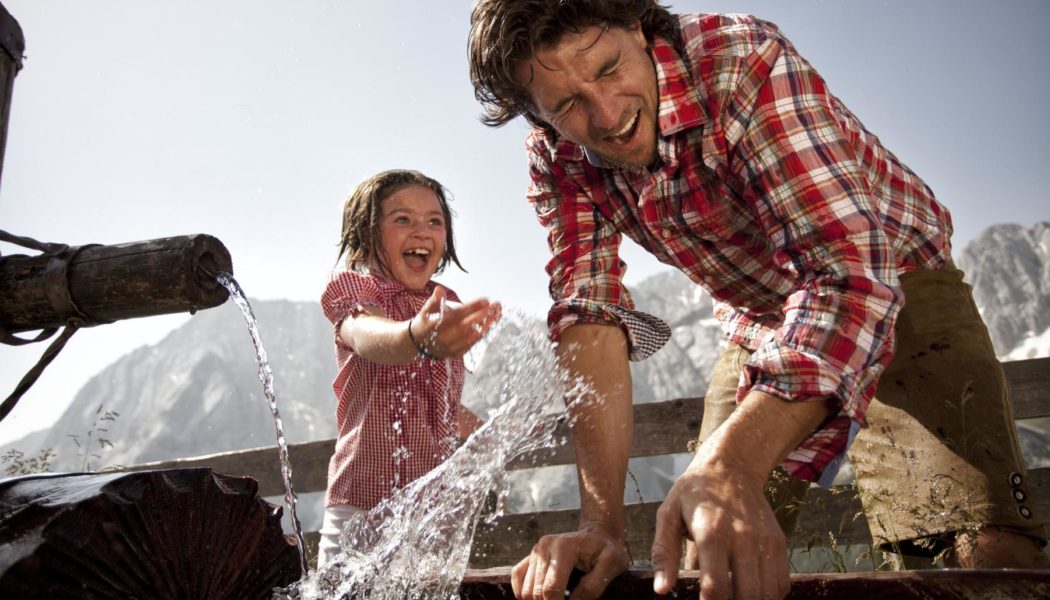 vater-tochter-brunnen Urlaubsparadies Chalet Tannenhof Lermoos Zugspitze Tirol - Urlaub mit Kindern - Familienzeit