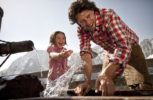 vater-tochter-brunnen Urlaubsparadies Chalet Tannenhof Lermoos Zugspitze Tirol - Urlaub mit Kindern - Familienzeit