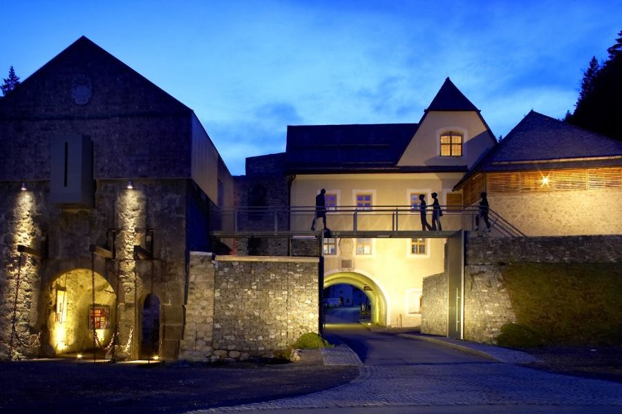 Burgenwelt und Highline 179  ist 15 Autominuten vom Chalet Tannenhof